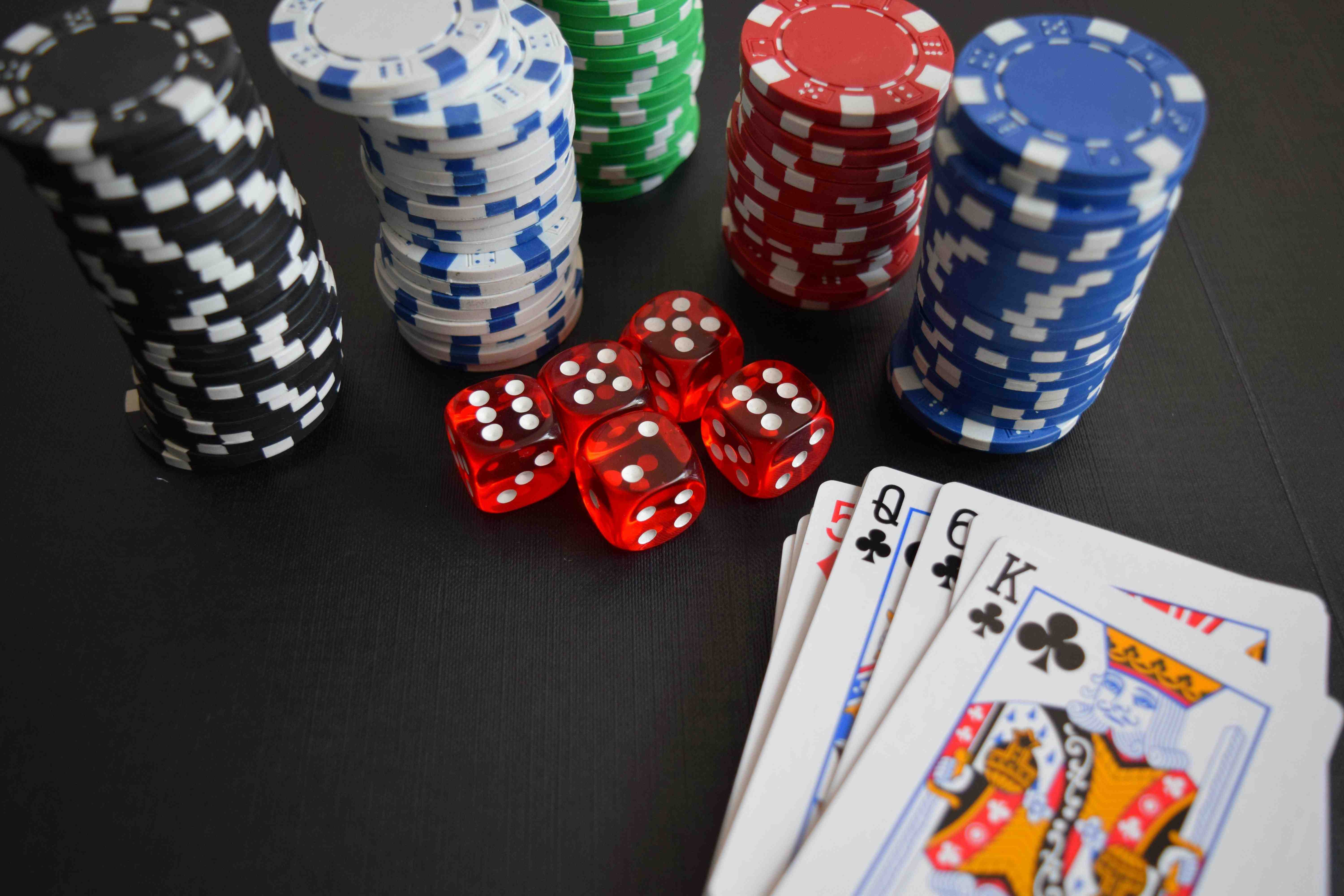 Shwekyar Live Casino Roulette နှင့် Blackjack table ကစားနေသည့် မြင်ကွင်း